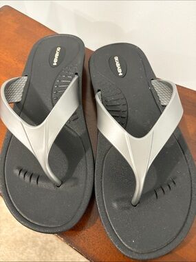 Okabashi Women's Silver and Black Thong Sandals Sz M/L